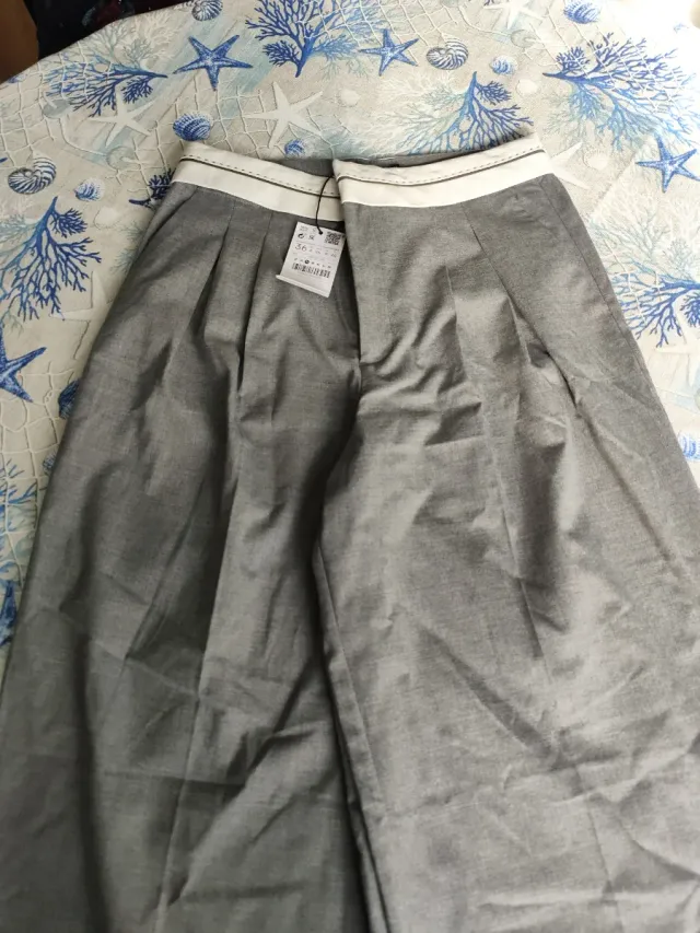 Pantalones anchos Stradivarius grises