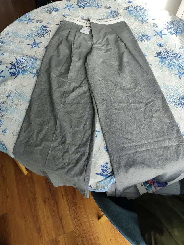 Pantalones anchos Stradivarius grises