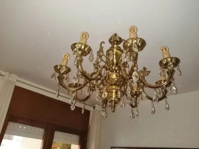 Lámpara de araña dorada con cristales