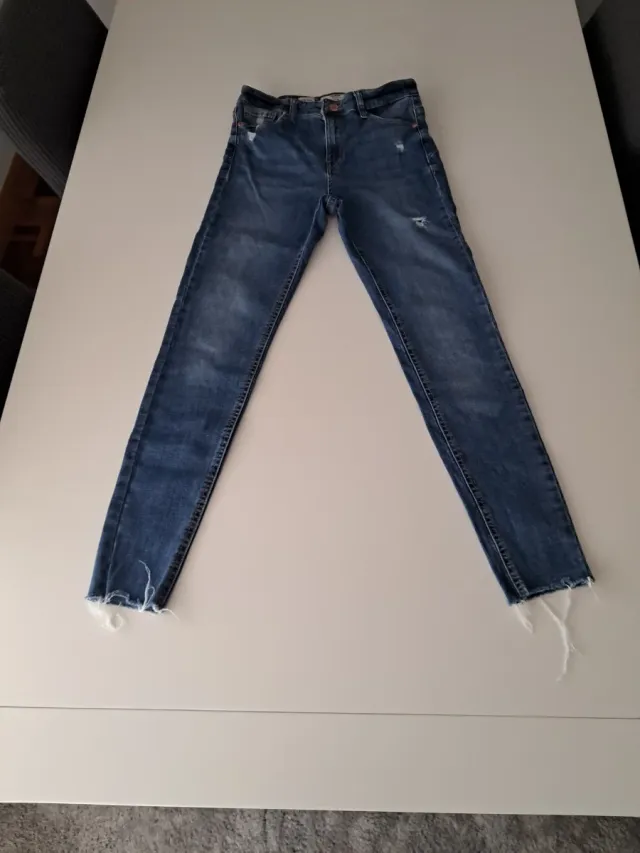 Jeans azules desgastados (S/36) y camisa (M/38)