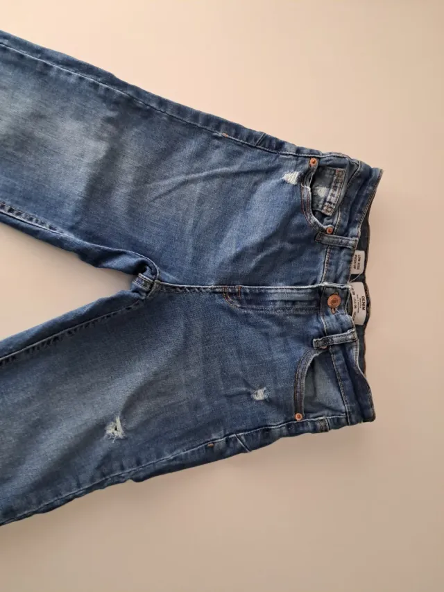 Jeans azules desgastados (S/36) y camisa (M/38)