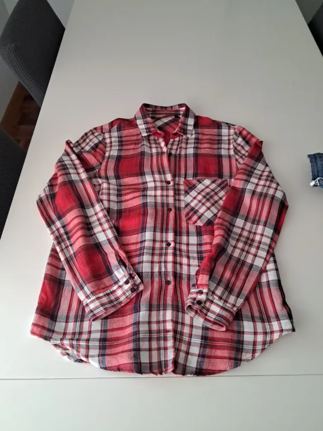 Jeans azules desgastados (S/36) y camisa (M/38)