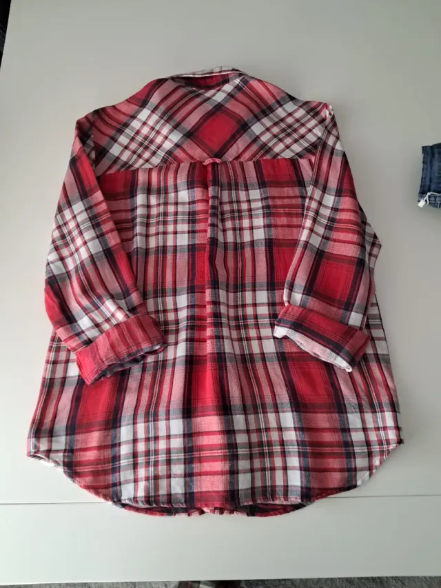 Jeans azules desgastados (S/36) y camisa (M/38)