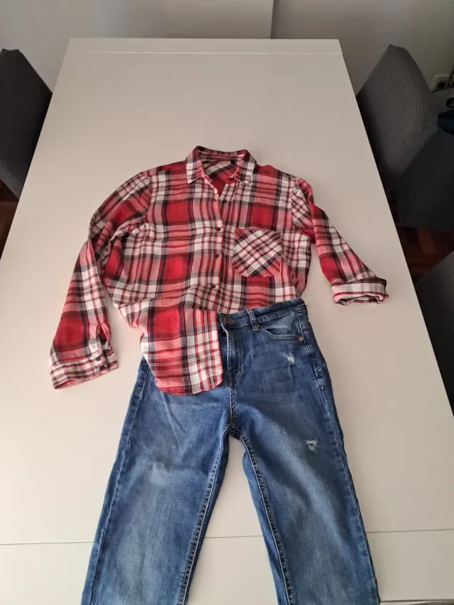 Jeans azules desgastados (S/36) y camisa (M/38)