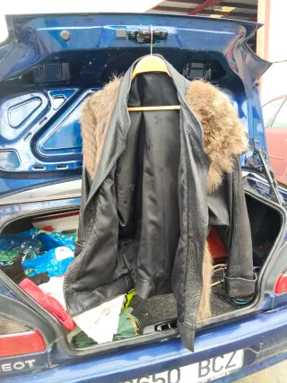 Chaqueta de cuero con cuello de pelo