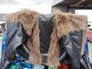 Chaqueta de cuero con cuello de pelo