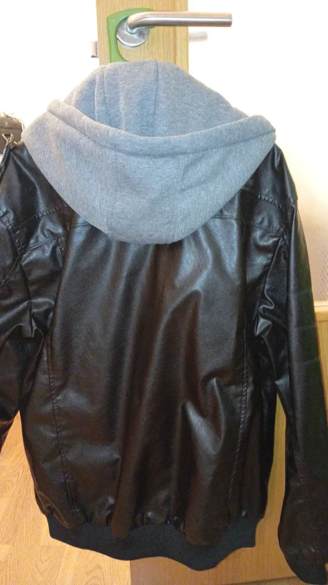 Chaqueta con capucha hombre