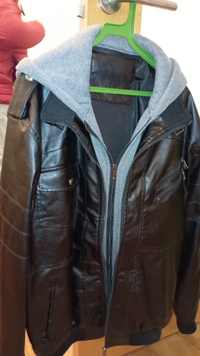 Chaqueta con capucha hombre