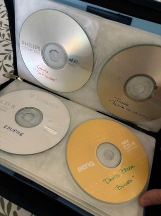 CDs en funda azul con mix de discos