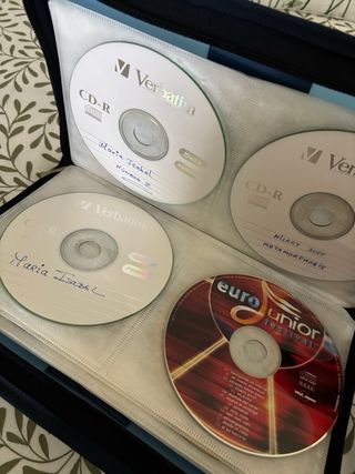 CDs en funda azul con mix de discos