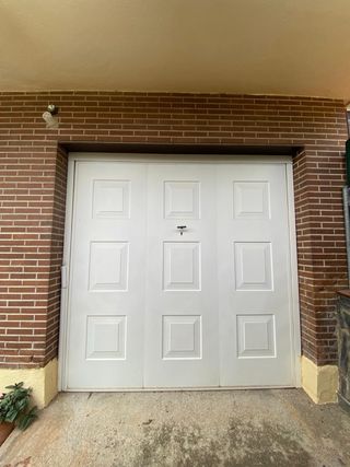 Puerta de garaje blanca