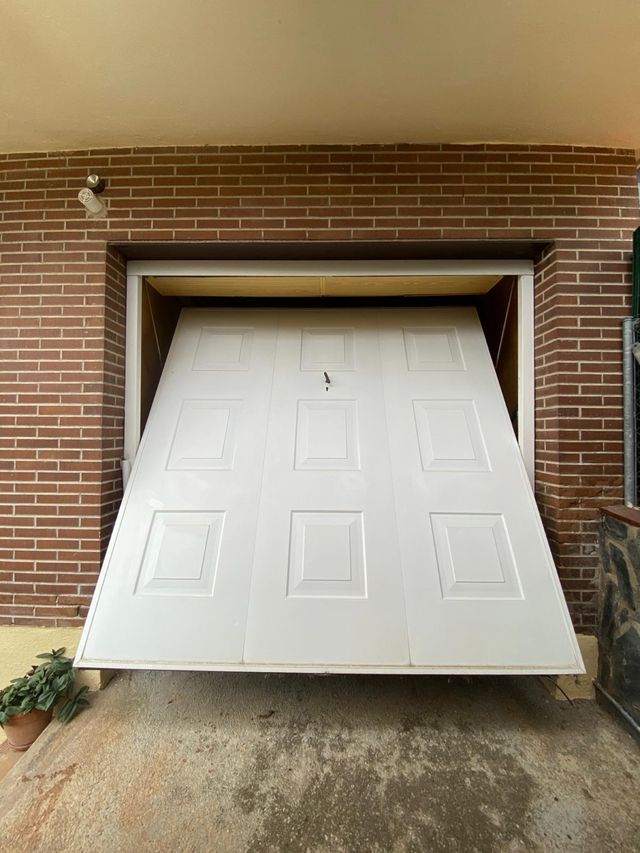 Puerta de garaje blanca