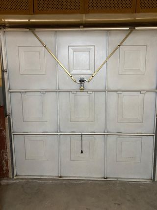 Puerta de garaje blanca