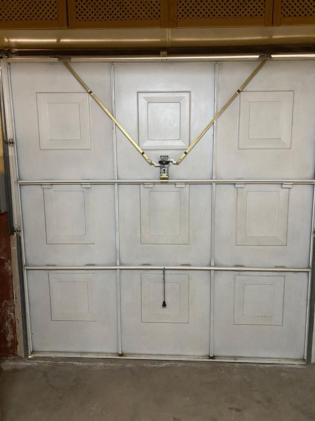 Puerta de garaje blanca