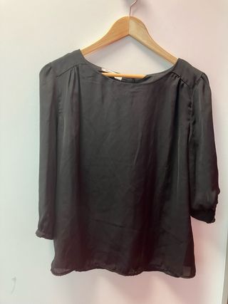 Blusa negra con botones en espalda