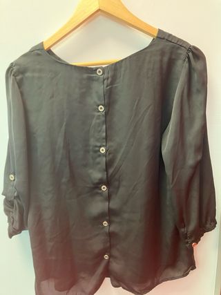 Blusa negra con botones en espalda