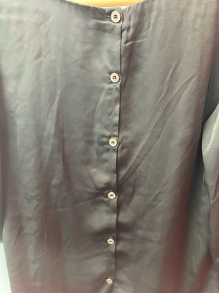 Blusa negra con botones en espalda