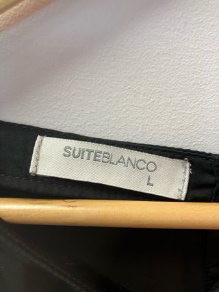 Blusa negra con botones en espalda