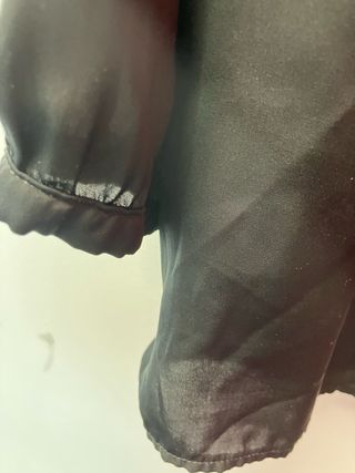 Blusa negra con botones en espalda