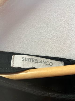 Blusa negra con botones en espalda