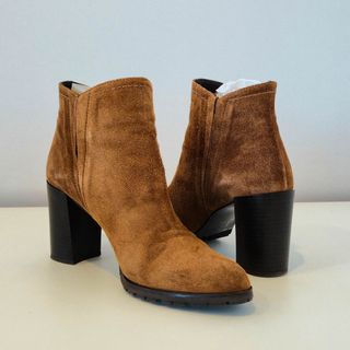 Gloria Ortiz - Botines de serraje marrón con tacón