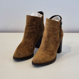 Gloria Ortiz - Botines de serraje marrón con tacón