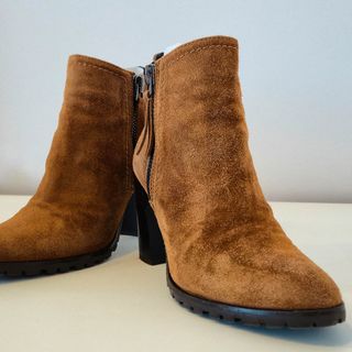 Gloria Ortiz - Botines de serraje marrón con tacón