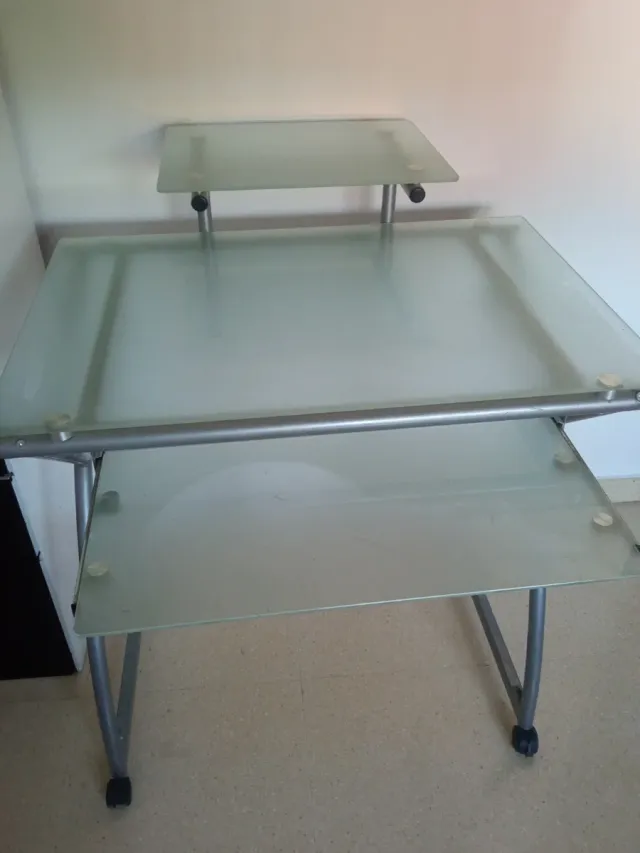 Escritorio de cristal y metal