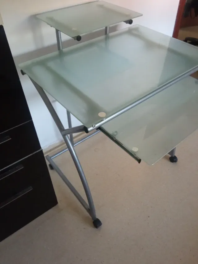 Escritorio de cristal y metal