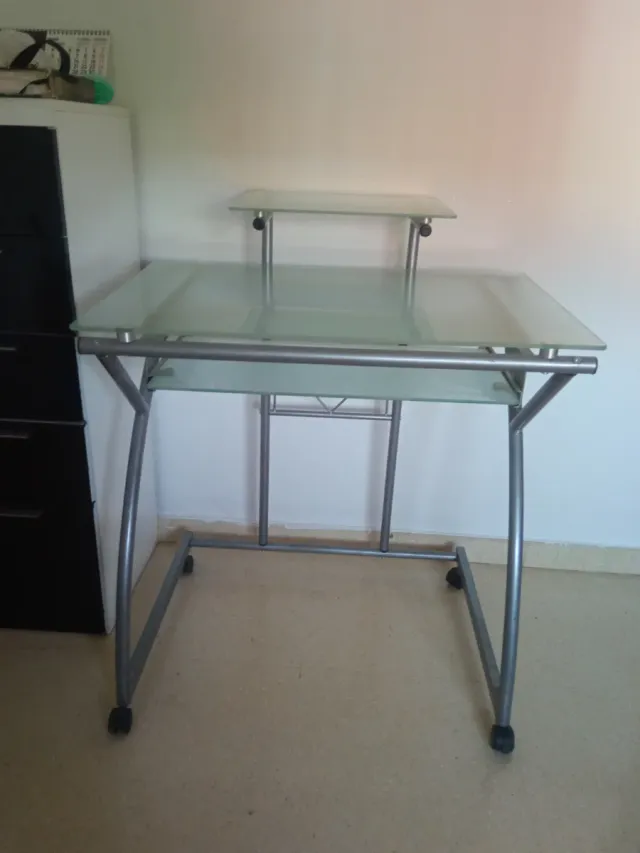 Escritorio de cristal y metal