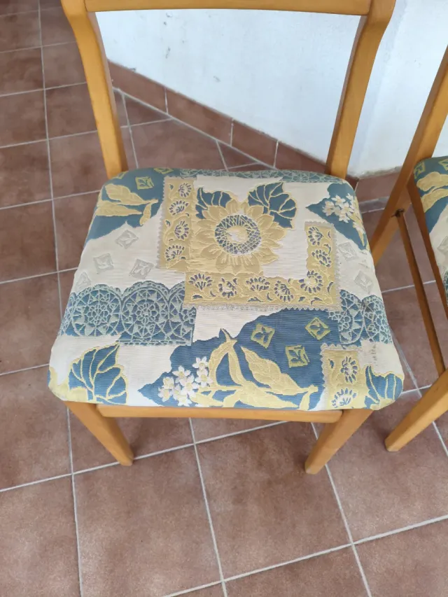 Sillas de madera con tapizado floral