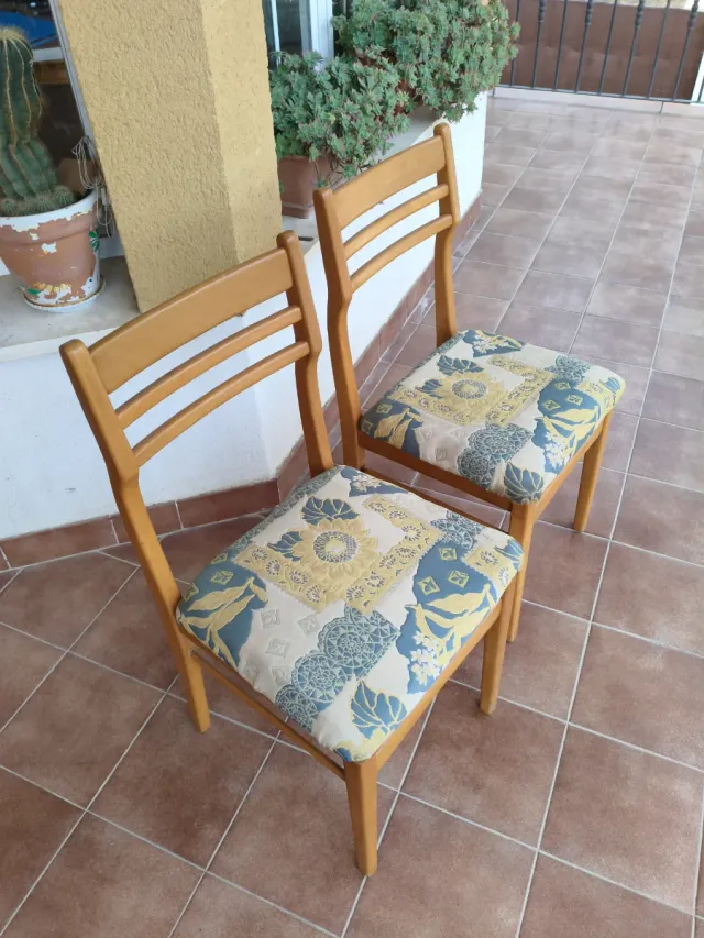 Sillas de madera con tapizado floral