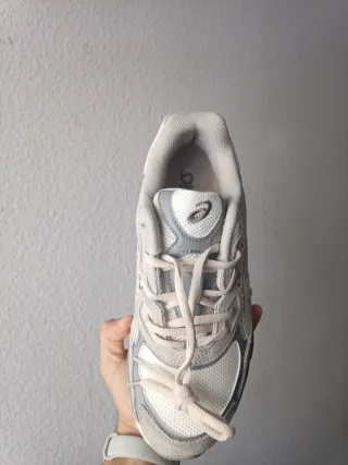 Asics Gel NYC Gris y Blanco