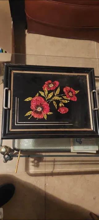 Lote de cuadros y bandeja antigua