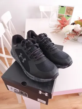 Zapatillas trail Under Armour negras y grises