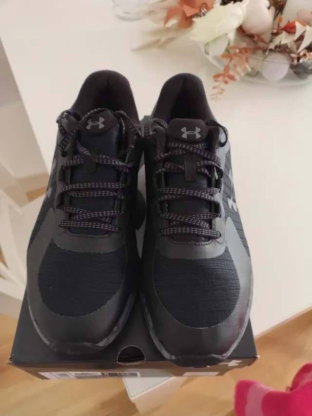 Zapatillas trail Under Armour negras y grises
