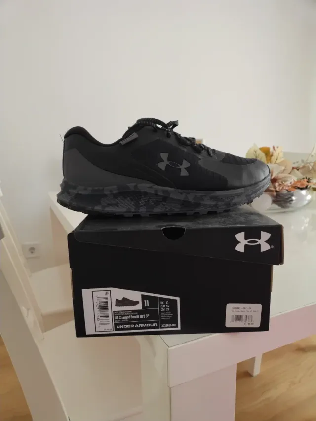 Zapatillas trail Under Armour negras y grises