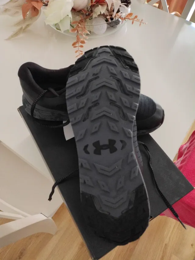 Zapatillas trail Under Armour negras y grises