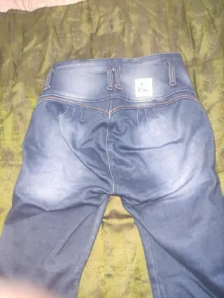 Pantalones colombianos levanta cola