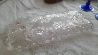 Travessa de vidro com flores rosa