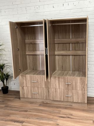 Armario blanco con puertas de espejo