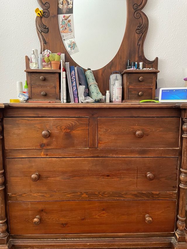 Cajonera de madera con espejo
