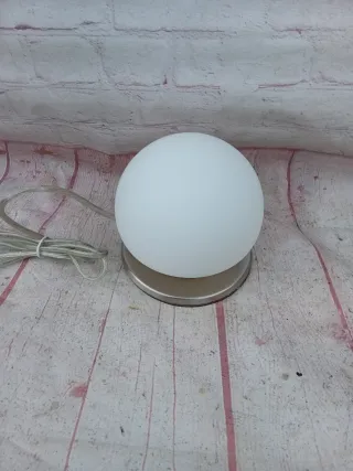 Lámpara de mesa moderna plateada y blanca