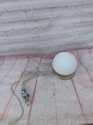 Lámpara de mesa moderna plateada y blanca