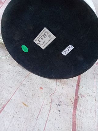 Lámpara de mesa moderna plateada y blanca