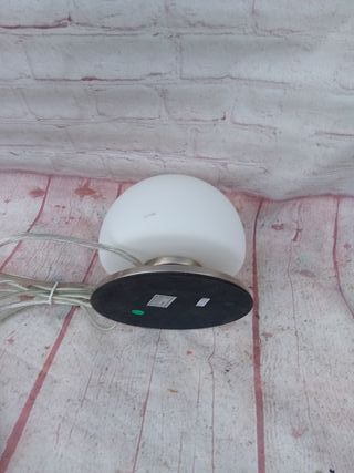 Lámpara de mesa moderna plateada y blanca