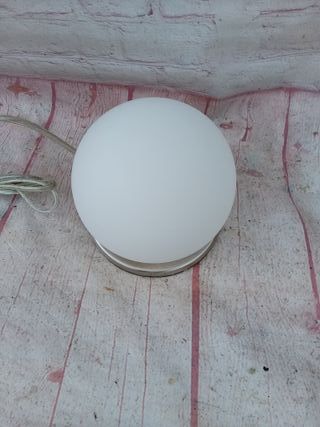 Lámpara de mesa moderna plateada y blanca