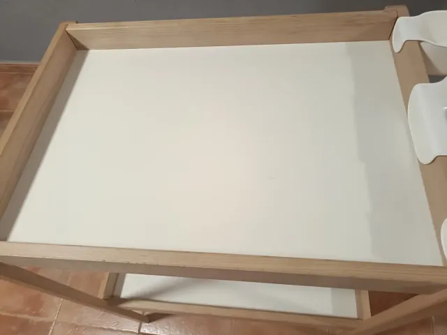 Cambiador para bebés de madera y blanco