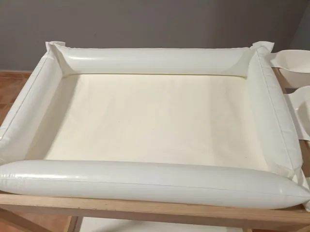 Cambiador para bebés de madera y blanco