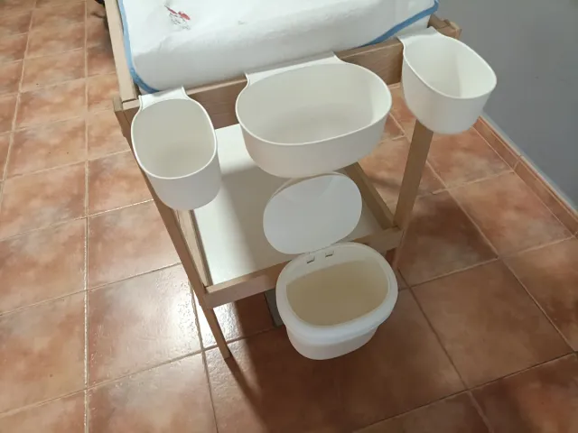 Cambiador para bebés de madera y blanco
